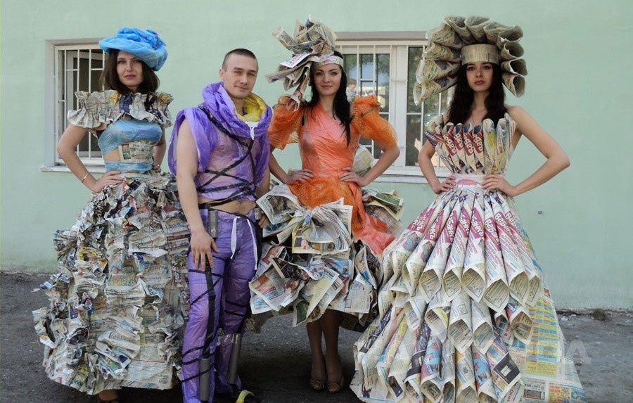 газета центр девушки в платьях