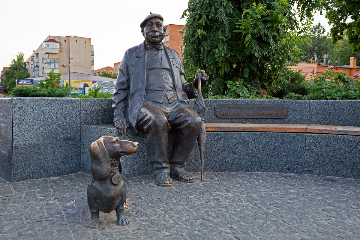 комики1 памятник1