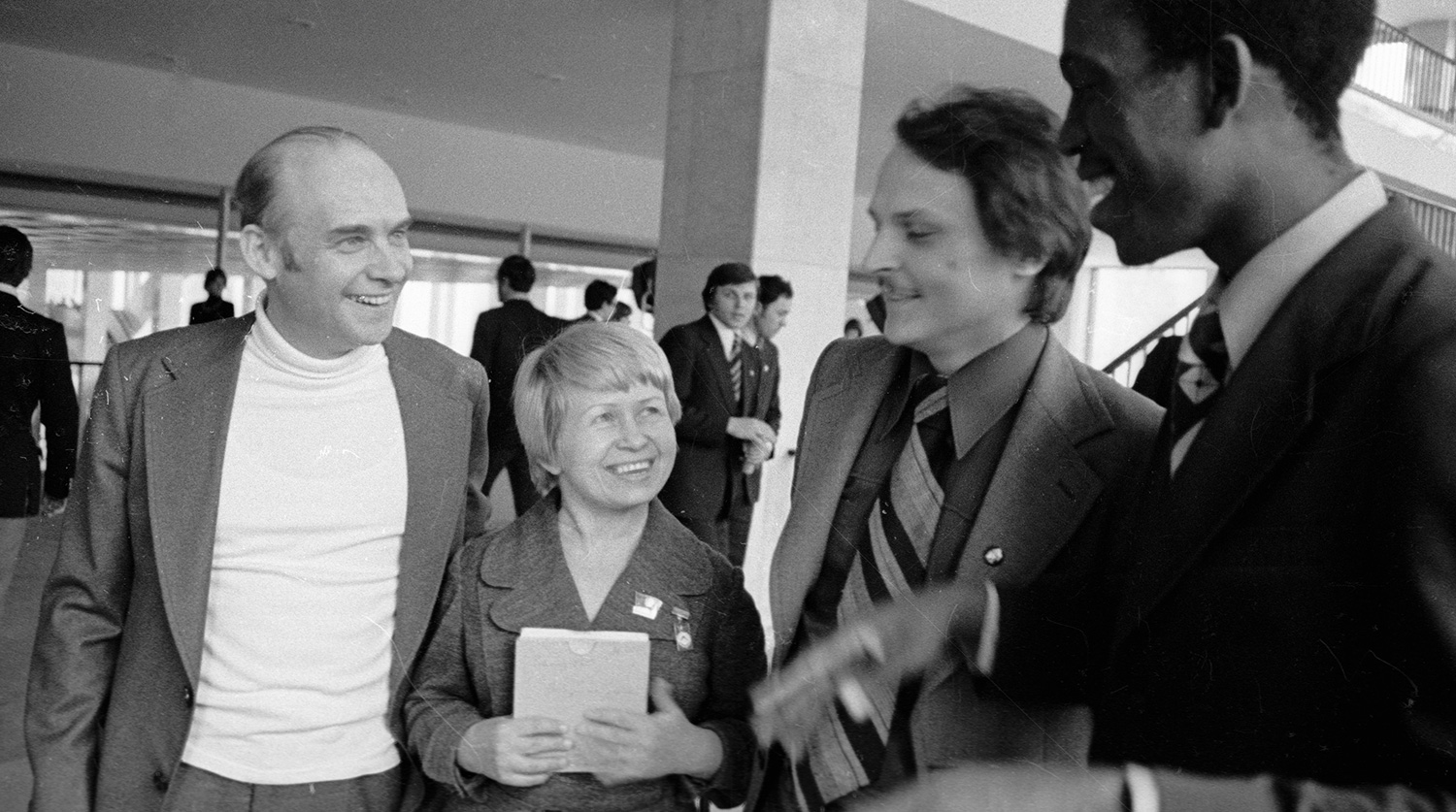 пахмутова центр среди людей